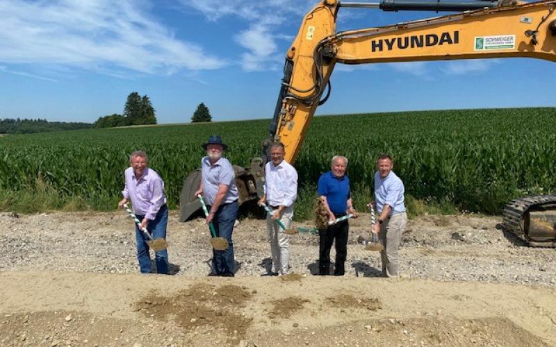 Von links: Martin Obermeier (Bürgermeister Egenhofen), Johann Wörle (Kreistag-Referent Hoch- und Tiefbau), Landrat Thomas Karmasin, Michael Schweiger (Schweiger Straßenbau), Reinhard Henzler (LRA Leiter Kreiseigener Tiefbau).