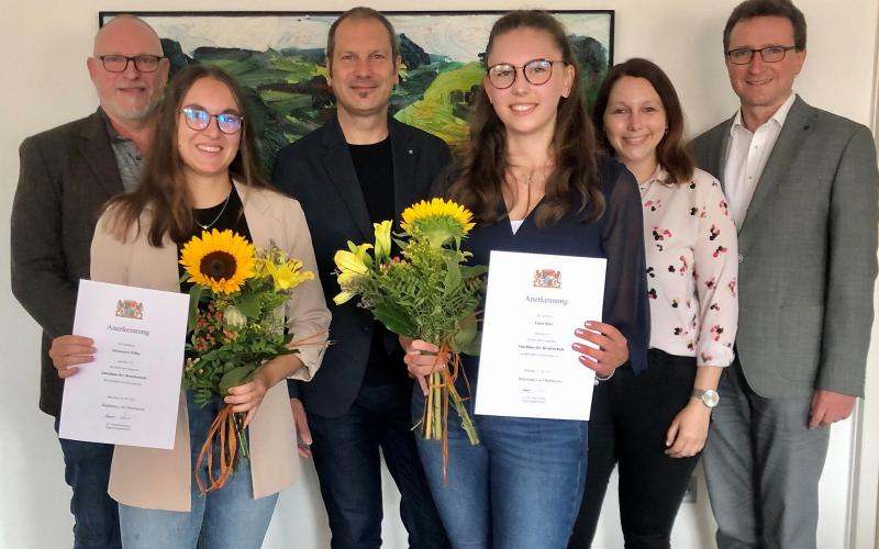 Alexandra Pöller (vorne li.) und Lucie Klee (vorne re.) können sehr stolz auf ihre tollen Leistungen in der Berufsschule sein. Mit ihnen freuen sich, v.li.n.re.: Martin Hackenberg (Vorsitzender Personalrat), OB Christian Götz, Ausbildungsleiterin Christina Vetterl und Personal-Chef Michael Wagner.