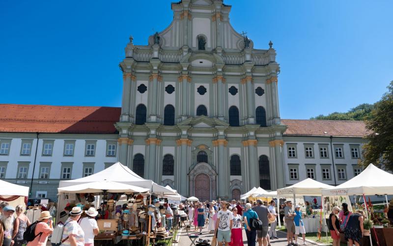 Vom 15. bis 17. August findet zum 35. Mal der beliebte Fürstenfelder Töpfer- und Kunsthandwerkermarkt auf dem Kloster Fürstenfeld-Areal statt.