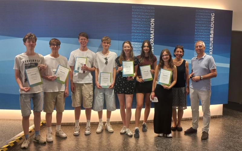 Urkundenübergabe durch Ersten Bürgermeister Norbert Seidl (v.l.): Tim Geigenberger, Ben Thomas, Felix Preishuber, Moritz Feger, Mareike Stubenrauch, Marlen Ochs und Laura Kunz sowie Wirtschaftsförderin der Stadt Puchheim Sonja Weinbuch.