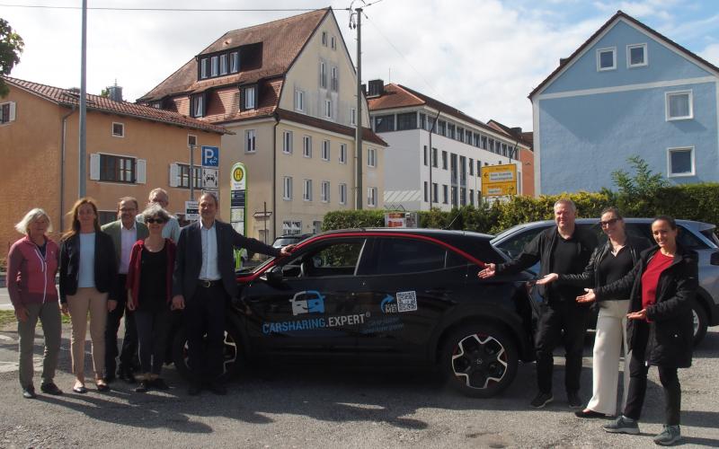 Stadträte mit den beiden Bürgermeistern, Alexander Leiderer und Sonja Stumbaum (Carsharing.Expert GmbH) sowie die städtische Verkehrsexpertin Dr. Montserrat Miramontes. 