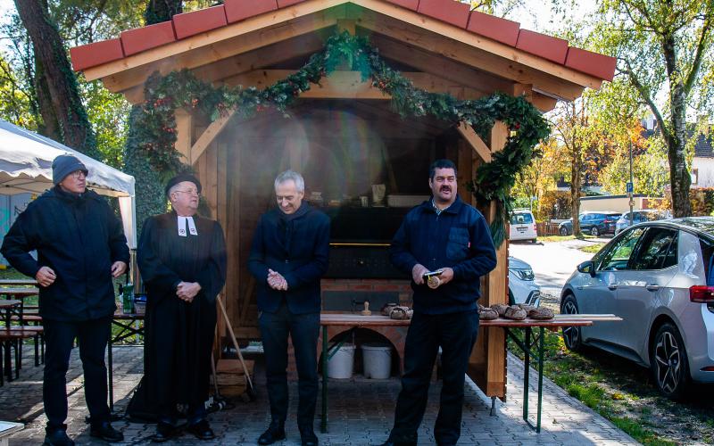 von links: Pfarrer Stefan Menzel, Pfarrer Alexander Bauer, Erster Bürgermeister Norbert Seidl und Sergius Ruppaner bei der Eröffnung des Backhauses.