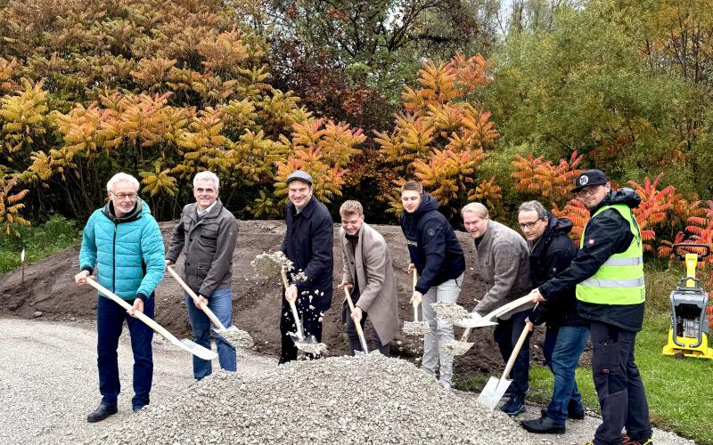 Zur Schaufel gegriffen haben (v. li.) der Sportbeiratsvorsitzende Joachim Mack, Sportreferent Martin Kellerer, OB Christian Götz, die beiden Stadtjugendräte Leevi Raff und Benedikt Bucher, Amtsleiter Michael Maurer, Markus Reize von der Stadtplanung und Christoph Patzelt von der Firma RadQuartier GmbH.