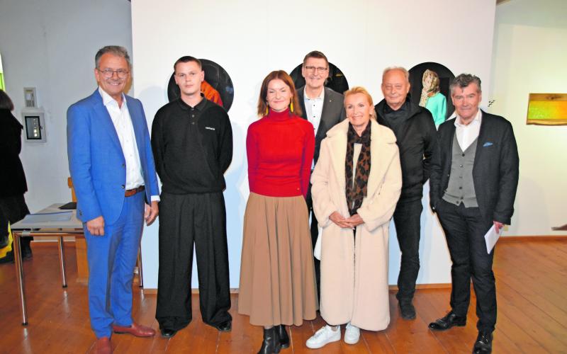 Gratulierten den Preisträgern Gerlinde Miesenböck (Kunstpreis, 3. v.l.) und Florian Schwarz (Förderpreis, 2. v.l.) im Rahmen der Vernissage: Landrat Thomas Karmasin (l.), Detlef Schwarz (Sparkasse Fürstenfeldbruck, Mitte), Ina von Jan (Jury, 3. v.r.), Dr. Michael Meuer (Jury, 2. v.r.) und Franz Schneider (Jury, r.)