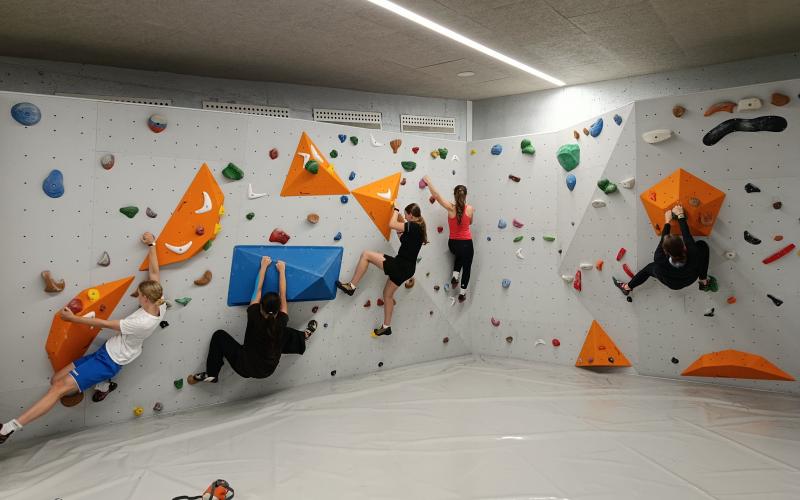 Schüler des Gymnasiums Puchheim üben erste Routen an der neuen Boulderwand.