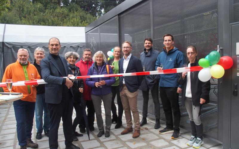 Offizielle Inbetriebnahme der neuen Fahrrad-Sammelschließanlage am Brucker Bahnhof durch OB Christian Götz (3.v.l.), zusammen mit Stadträten sowie Vertretern der städtischen Verwaltung, des adfc und des Planungsbüros.