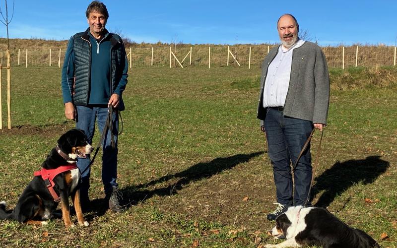 Thomas Sterr (links mit Vierbeiner Finn) beim Fachsimpeln mit Stammtischbruder Roland Schrafstetter, der mit Juno unterwegs war.