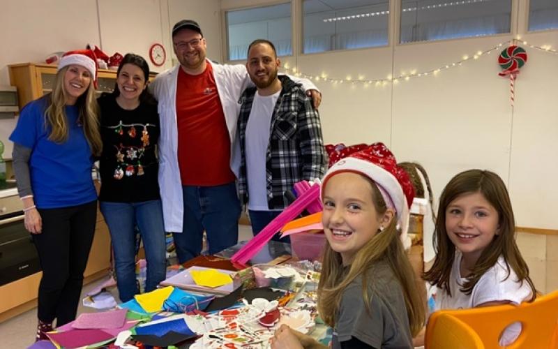 Das Spieleteam von links: Verena Neubert, Kerstin Lenze, Benjamin Kübrich, Francesco Manazza sowie die jungen Künstlerinnen Melinda Neubert und Leonie Lenze