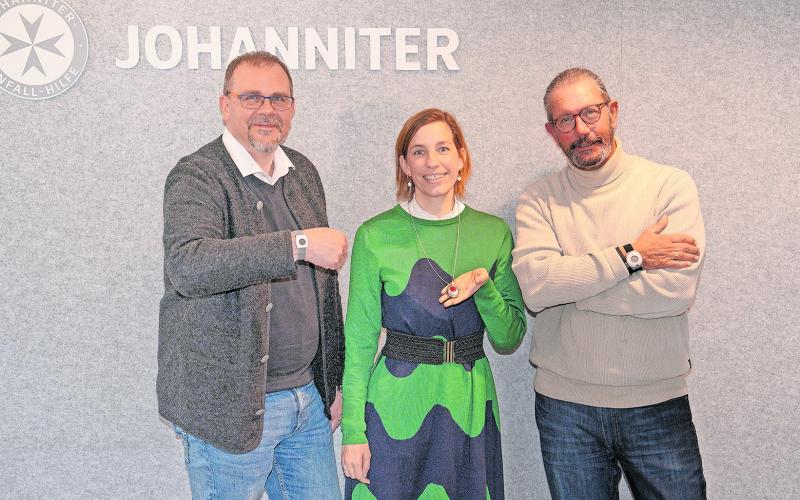 „Die Not der Zeit heißt Einsamkeit. Der Hausnotruf kann Menschen helfen, wieder am sozialen Leben teilzunehmen“: Axel Schmidt, Elisabeth Kühn und Dr. Markus Ambrosy (v. l.) testeten die verschiedenen Johanniter-Hausnotrufsender ausgiebig.