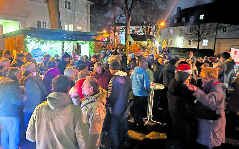 Weihnachtliche Atmosphäre an der Ehrenamtshütte am Grünen Markt.