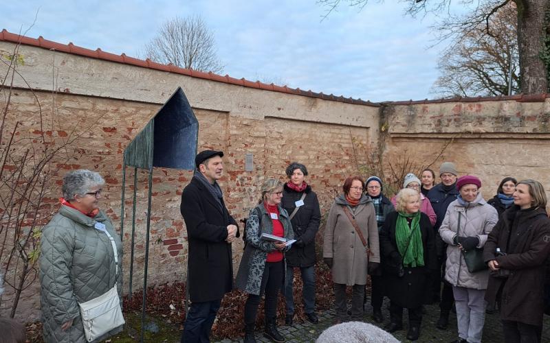 Ein Zeichen gegen Gewalt an Frauen und Mädchen setzten bei zahlreicher Teilnehmerschaft v.l.n.r.: Vorstandsfrau FHF FFB Annemarie Fischer, OB Christian Götz, die Vorstandsfrauen Sandra Winter und Barbara Fischer, Stadträtin Irene Weinberg, Künstlerin Hilde Seyboth sowie Museumsleiterin Dr. Caroline Sternberg (r. außen). 