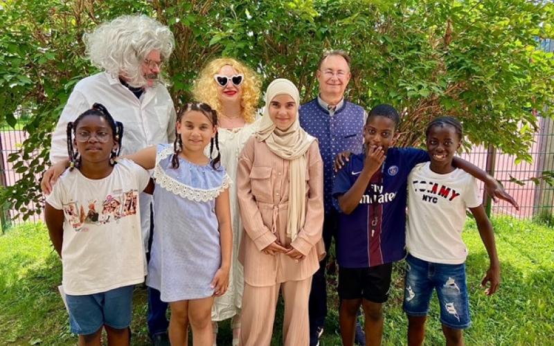 Spielten beim Tausend-Einakter mit: Oliver Kübrich (hinten von links), Christine Hammel und Harald Schwab sowie die Kinder der Integrationshilfe.