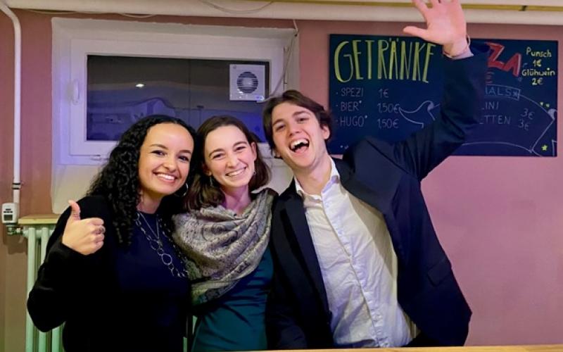 Luca Zöller und Jasmina Reimann an der neuen Bar (v.r.).