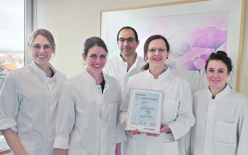 Das Ärzteteam der Neurologie/Stroke Unit freut sich über die Auszeichnung (v.l.n.r.): Dr. med. Christina Leinweber, Dr. med. Julia Schubert, Dr. Dr. med. Babak Hooshmand, Dr. med. Anna Bayer-Karpinska sowie Dr. med. Sophia Hartmann. 