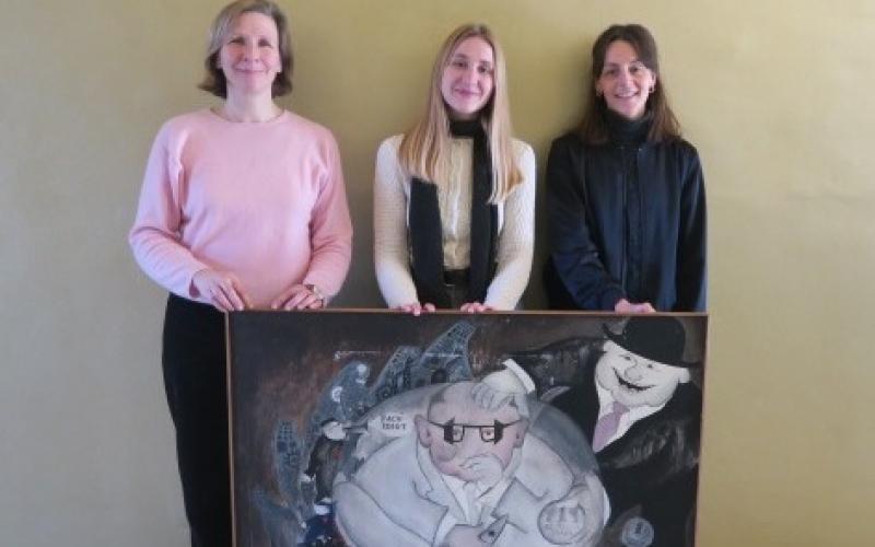 Die Museumsleitung, v.l.n.r.: Dr. Caroline Sternberg mit ihrer Stellvertreterin Edigna Hillebrand sowie Volontärin Sabine Girg, vor dem erworbenen Gemäldes aus dem Zingerl-Nachlass („Der Fachidiot“, 1970). 