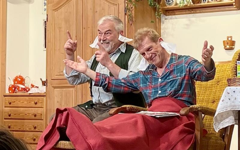 Wirt Herbert (Herbert Schäufler, rechts) wird vom besten Freund (Mandi Högner) rundum verwöhnt 