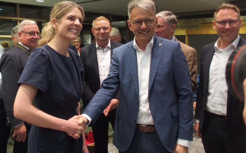 Im Blitzlichtgewitter: Ronja von Wurmb-Seibel gratuliert Thomas Karmasin, dem alten und neuen Landrat, zu seinem Wahlsieg im Foyer der Kreisbehörde. 