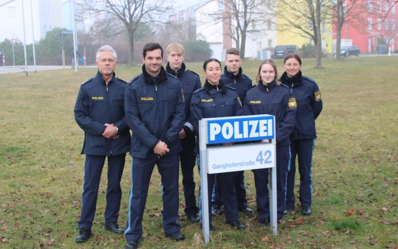 Dienststellenleiter, Hr. Hollaus, (zweiter v. l.), seinen Stellvertreter, Hr. Scheid (l.) und fünf der neuen Beamtinnen und Beamten.