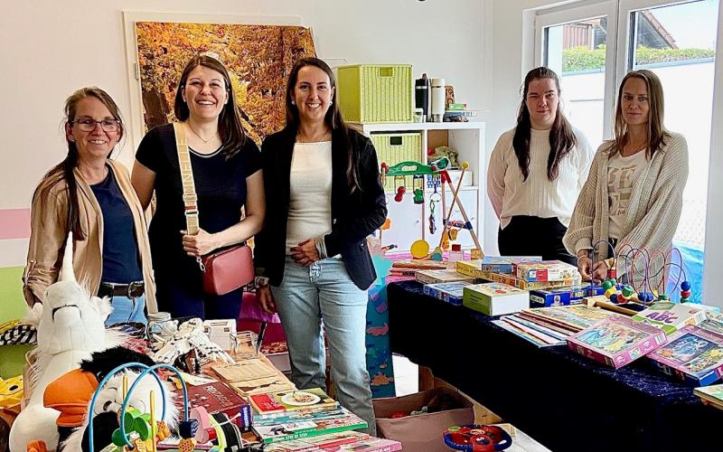 Tanja Skresiewiez,  Salome Fruhmann, Zsanett Nemeti (Geschäftsführung), Mirjam Mann, Marlene Vecchiola organisierten den ersten Flohmarkt im Haus 2 bei den „Alimonia-Kids“.