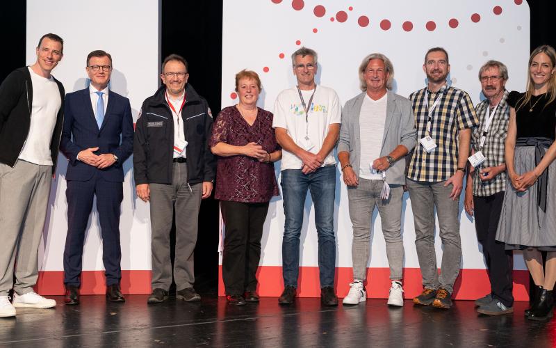 Im Kreisverband Fürstenfeldbruck wurden für jeweils 75 Blutspenden Mykola Ambroziak, Manfred Moschner, Ralph Walter Nolte, Isabella Rosskopf und Richard Jakob Schoonhoven geehrt.