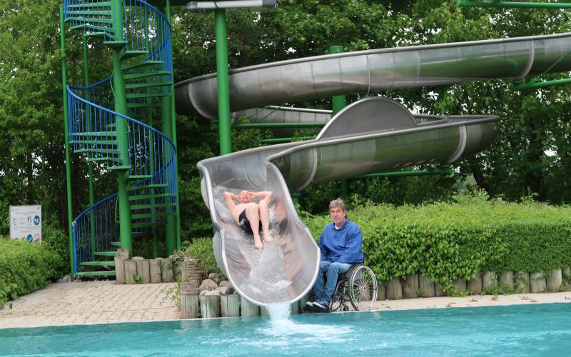 Freibaderöffnung, Bürgermeister testet Wasserrutsche