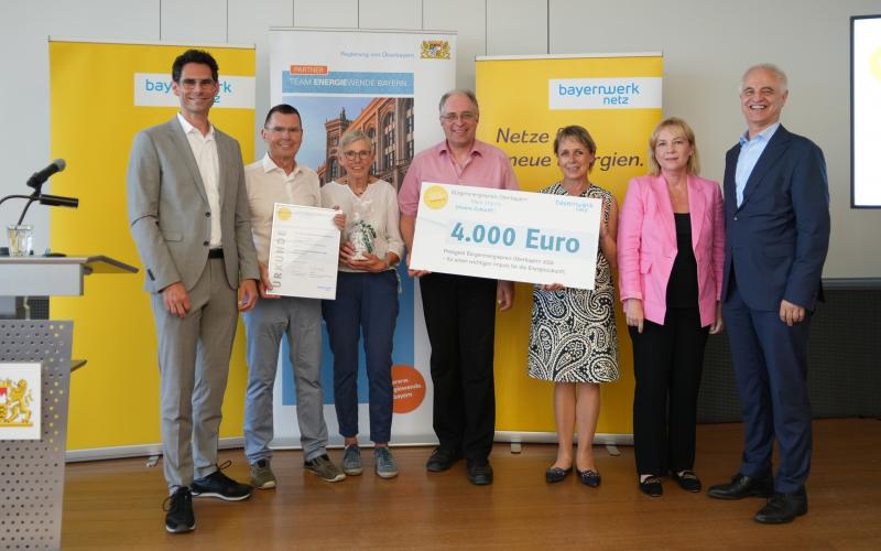Von links: Markus Leczycki (Leiter Kommunalmnagement Bayernwerk Netz GmbH), Wilhelm und Christina Embacher, Wildfried Kaiser (alle TSV Unterpfaffenhofen-Germering), Martina Drechsler (stv. Landrätin), Dr.-Ing. Malgorzata Kroban und Regierungspräsident Dr. Konrad Schober.