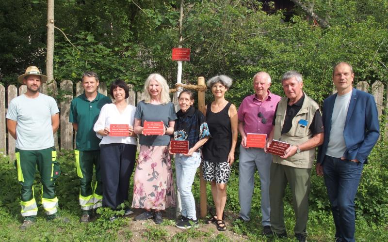 Gruppe von neun Personen, Baumpflanzung, Anbringung Ehrenschilder