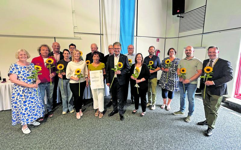 Landrat Thomas Karmasin (vorn, Mitte, 4.v.l.) bedankte sich im Rahmen einer Ehrungsveranstaltung bei den Förderern aus dem Landkreis, die die Öko-Modellregion Fürstenfeldbruck und München unterstützen.