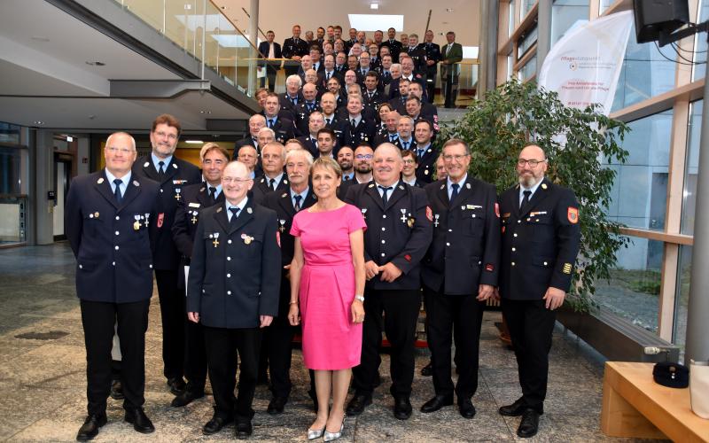 Die geehrten Mitglieder der Feuerwehren des Landkreises Fürstenfeldbruck. Stellvertretende Landrätin Martina Drechsler (vorne Mitte) und Kreisbrandrat Christoph Gasteiger (vorne, ganz rechts) zeichneten sie aus.