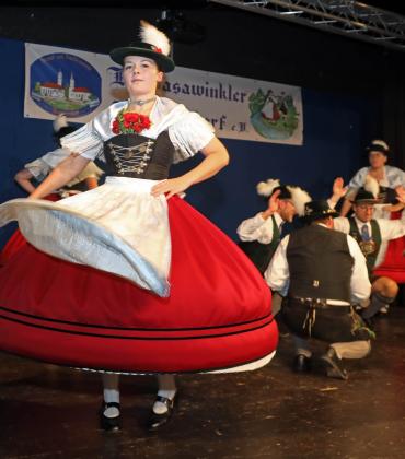 Es waren eigentlich zwei Veranstaltungen am Samstag im Mammendorfer Bürgerhaus. Zuerst die Traditi-on, die Trachtler mit Volkstänzen, Schuhplattlern und dem Holzhacker, anschließend hervorragendes Kabarett von drei jungen Künstlern aus der Oberpfalz. 