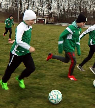 Seit 2020 ist der Gröbenzeller Fairtrade Ball - in einer leicht an die Vereinsfarben  angepassten Farbvariante - offizieller Spielball beim FC Grün-Weiß Gröbenzell. Jetzt ist mit vielen Spielern und Spielerinnen des FC Grün-Weiß hierzu ein Musikvi-deo veröffentlicht worden. 