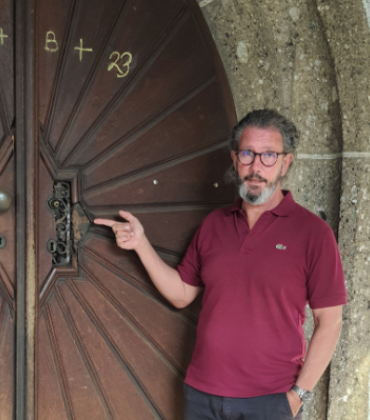 Eine wenig erfreuliche Überraschung erwartete den Hausmeister der evangelischen Erlöserkirche in Fürstenfeldbruck vergangene Woche. Einbrecher hatten versucht, die schwere Eichentür vermutlich in der Nacht vom 4. auf 5. September aufzubrechen, um in die Kirche zu gelangen. Auch wenn das nicht gelang, ist der Sachschaden doch erheblich; die Holzverkleidung des Schlosses ist zerbrochen, der Türgriff wurde entwendet.