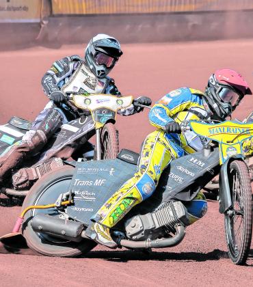Einen heißen Renntag haben die vier Teams des Speedway Team Cup 2023 hinter sich und die Olchinger schafften den Tagessieg auf der Heimbahn. MSCO-Teamchef Stephan Wunderer trat bei diesem letzten Vorlauf zum diesjährigen Speedway Team Cup mit seiner bewährten Truppe an: Valentin Grobauer, Erik Bachhuber, Patrick Hyjek und Kacper Cymerman punkteten konstant zuverlässig. 
