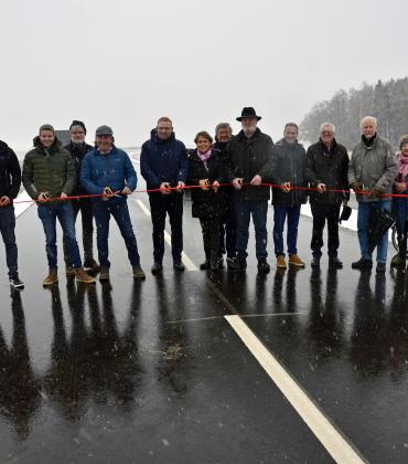 Gute Nachrichten für Radfahrerinnen und Radfahrer im Landkreis Fürstenfeldbruck: Ab Anfang Dezember 2023 wird es eine neue durchgehende Radwegeverbindung zwischen Maisach und Malching geben. Die stellvertretende Landrätin Martina Drechsler gab heute gemeinsam mit Maisachs Bürgermeister Hans Seidl den Verkehr für den rund 1,5 Kilometer langen Abschnitt des Geh- und Radweges für den Verkehr frei. 