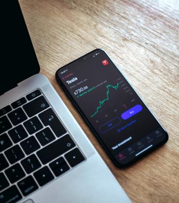 Vermögen aufbauen durch Aktien - Tipps für Einsteiger: Für viele, die in die Welt der Finanzmärkte eintauchen möchten, sind Aktien ein attraktiver Weg, um langfristig Vermögen zu schaffen. Dieser Artikel soll einen leicht verständlichen Einstieg in das Thema bieten und die Grundlagen vermitteln, die notwendig sind, um mit Vertrauen und Kenntnis in den Aktienmarkt einzusteigen.