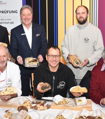 „Weihnachtszeit ist Stollenzeit“ – so heißt es seit vielen Jahren bei der Brucker Bäckerinnung. Die jährliche Stollenprüfung der Brucker Innungsbäcker in der Vorweihnachtszeit hat schon eine jahrelange Tradition. „Man kann fast schon sagen, Stollen gehören seit Generationen zu unserem festen Sortiment in der Vorweihnachtszeit“, so der Obermeister der Brucker Bäckerinnung, Werner Nau. 