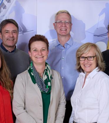 – Bei der Mitgliederversammlung des Ski-Club Fürstenfeldbruck wurden Angelika Magerl als 1. Vorsitzende, Steffen Kurt Holderer als Schatzmeister, Heidi Harnisch als Schriftführerin und Ludwig Sinzinger als Sportwart in ihren Ämtern bestätigt. 