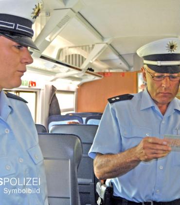 Am Dienstag kam es in einer Regionalbahn von München nach Augsburg zu einer Bedrohung und Beleidigungen gegen eine Zugbegleiterin. Vorausgegangen war ein Beziehungsstreit zwischen einem 36-Jährigen und seiner Freundin. Der Zug musste in Mammendorf angehalten werden. 