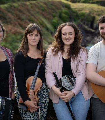 - Seit über 25 Jahren vertreibt das beliebte Frühlings-Folk-Festival des Landes den Winter-Blues. Auch 2025 bietet das Festival wieder einen guten Überblick über die innovative irische Musikszene und gibt verschiedenen Stilrichtungen Raum.