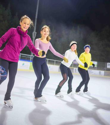 Am Samstag, 15. März 2025 haben die Besucher der AmperOase zum letzten Mal die Möglichkeit die Eisfläche im Eisstadion zu nutzen.