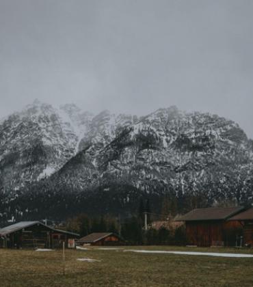 Hütten vor einer Bergkette