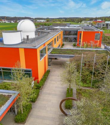 Dass an der Volkshochschule nicht nur Sprach- Gesundheits- und Kreativkurse angeboten werden, hat sich bereits herumgesprochen. „Wir haben auch ein vielfältiges Angebot für Familien und Kinder, das haben viele Menschen gar nicht so sehr auf dem Schirm“, meint die Leiterin Liane Apel. Programmieren lernen, 3-D-Druck, frühes Forschen oder Nähen sind beispielsweise Kursangebote für Kinder.