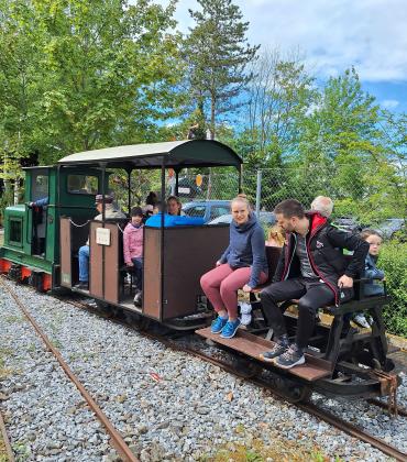 Nach einem starken Besucherjahr 2024 beginnt am 4.Mai 2025 von 10 bis 17 Uhr die Feldbahn-Museums-Saison mit einem Fahrtag im Feldbahnmuseum am Bahnhof Fürstenfeldbruck.