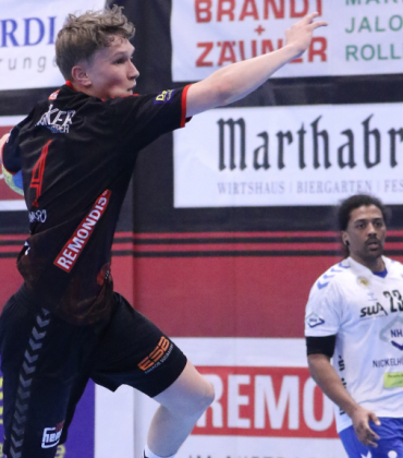 Die Wittelsbacher Halle hat im Laufe ihrer Jahrzehnte schon einige spektakuläre Spiele erlebt und das Spiel gegen den EHV Aue ist sicherlich eines davon. Leidgeprüft in Sachen Spieler war Trainer Martin Wild in dieser Saison schon oft. Dass ihm aber nur sieben Feldspieler zur Verfügung standen – Tim Ruhwandl kam in der zweiten Halbzeit dazu – war auch in seiner langen Trainerkariere ein Novum. 
