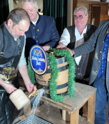 – Das Brucker Volksfest steht wieder vor der Tür. Am 25. April geht es los mit dem beliebten Traditionsfest – und in diesem Jahr gibt es eine kleine, aber bedeutende Neuerung: Der große Festumzug mit rund 2.700 Teilnehmerinnen und Teilnehmern aus über 50 Vereinen findet heuer nicht wie gewohnt am Freitag, sondern am Samstag statt.