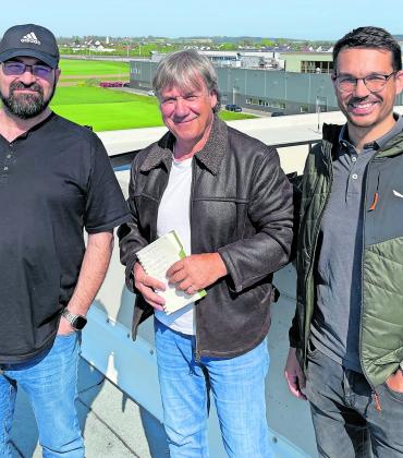 Drei Männer auf dem Dach der neuen ILS