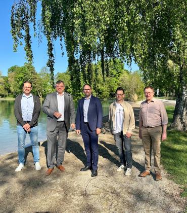 Von links: Christian Mohr (GF Erholungsflächenverein), Landrat Stefan Löwl (Vereinsvorsitzender), Bürgermeister Andreas Magg, Marcel Fiedler und Thomas Neubert (beide Stadt Olching).