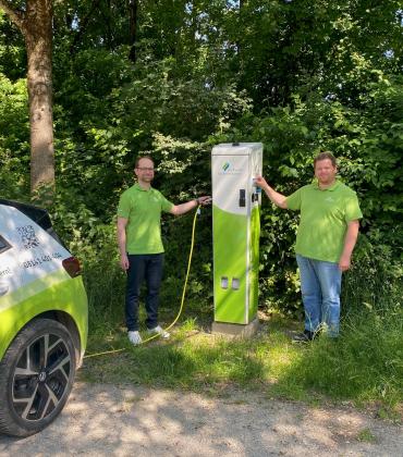 Romed Leite (Teamleiter E-Mobility) und Felix Angermeier (Projektleiter E-Mobility, v.l.) von den Stadtwerken Fürstenfeldbruck prüfen die Ladesäule für E-Fahrzeuge am neuen Standort Pucher Meer.