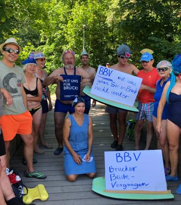 Vor dem Start des Amperschwimmens auf der Brücke an der Lände (v. l.): Dirk Schneider, Bernd Kottenhahn, Karin Geißler, Elisabeth Lang, Karl Danke, Susanne Zieglmeier, Joe Kellerer, Ralf Weinberg, Hermann Schubert, Hermine Kusch, Irene Weinberg.
