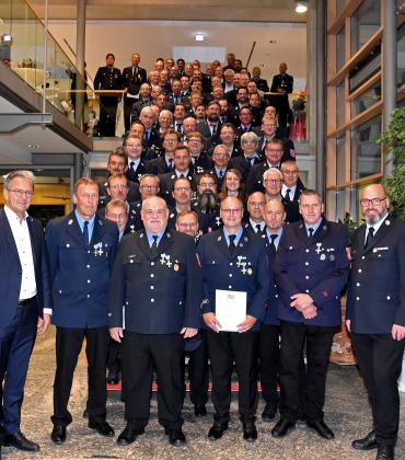 Landrat Thomas Karmasin (links) und Kreisbrandrat Christoph Gasteiger (rechts) mit den geehrten Feuerwehrleuten.	